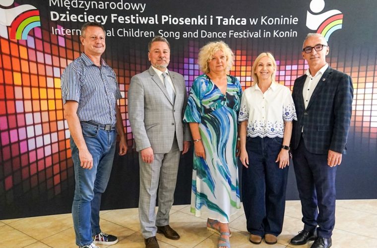 46. Międzynarodowy Dziecięcy Festiwal Piosenki i Tańca KONIN 2026. Na zdjęciu widać zespół organizacyjny pozujący na festiwalowej ściance.