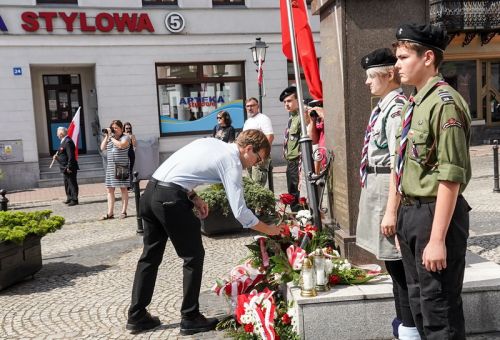 Msza św. i składanie kwiatów pod pomnikiem Marszałka Józefa Piłsudskiego