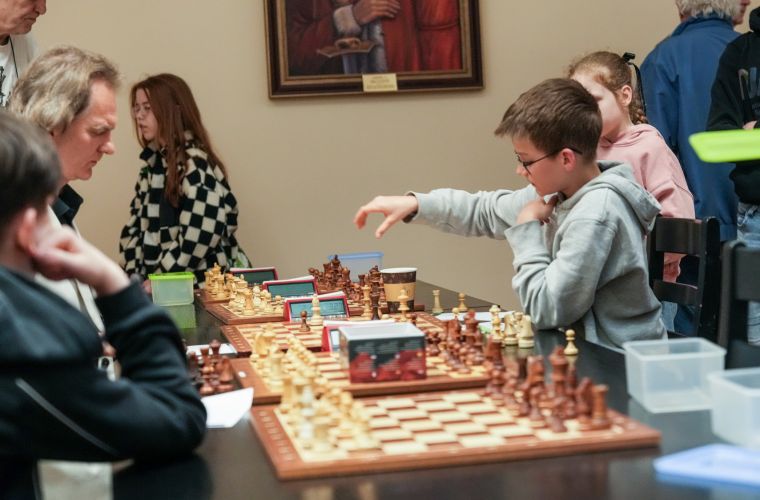 Zdjęcie przedstawia dwóch graczy przy szachownicy podczas turnieju szachowego Konin Masters 2026