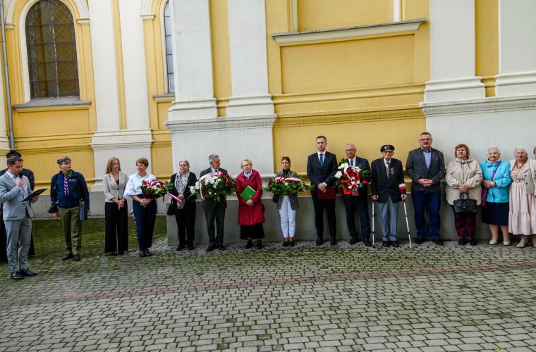 Zdjęcie przedstawia uczestników obchodów Dnia Sybiraka