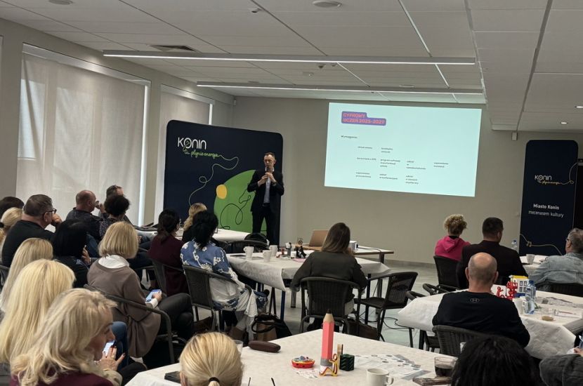 Konin stawia na nowoczesną edukację. Na zdjęciu widać uczestników przysłuchujących się wykładowcy.