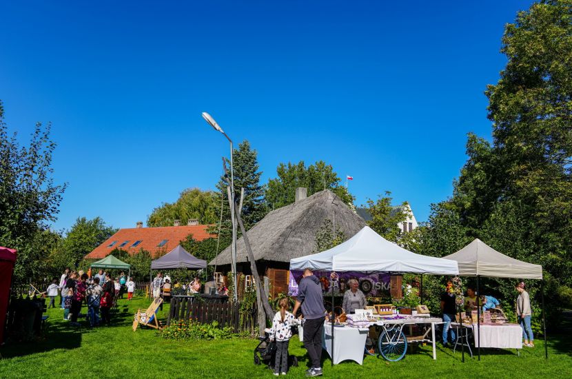 Na zdjęciu widzimy stoiska na terenie skansenu w Muzeum Okręgowym w Koninie