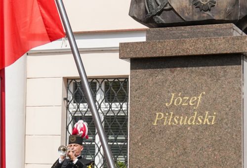 Msza św. i składanie kwiatów pod pomnikiem Marszałka Józefa Piłsudskiego