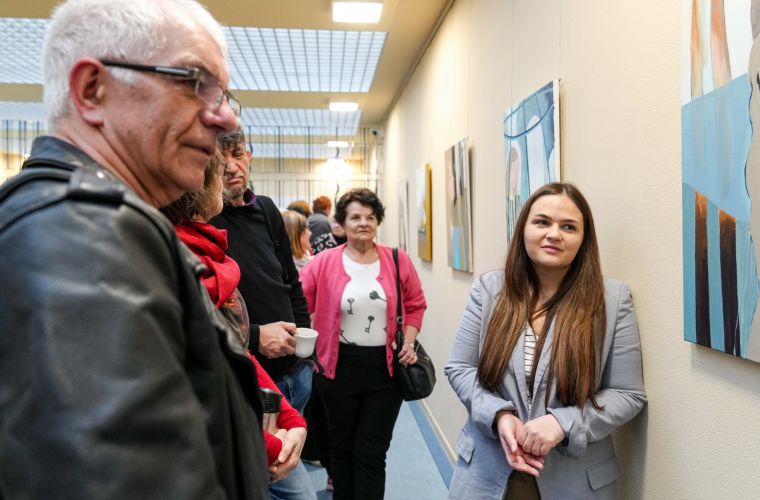 Na zdjęciu widać autorkę wystawy „Gdzie ukrywa się nasza tożsamość” Paulinę Tarczewską