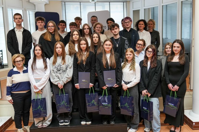 Na zdjęciu widać grupę laureatów miejskiego finału  XX Wielkopolskiej Olimpiady Wiedzy Konsumenckiej im. Elżbiety Połczyńskiej