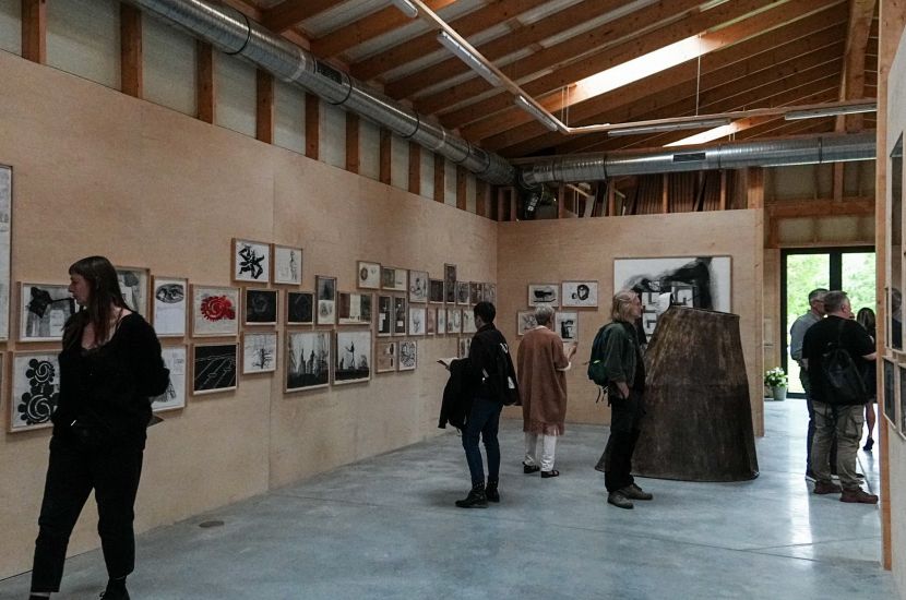 Zdjęcie przedstawia wnętrze galerii Duża Przestrzeń