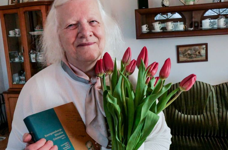 Zdjęcie przedstawia autorkę jubilatkę  Alicję Wardęcką-Gościńską