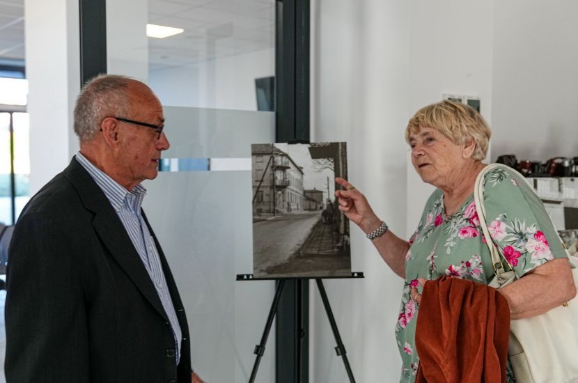 Na zdjęciu widzimy Jana Sochackiego fotografika z uczestniczką wystawy oraz jedną z prac zaprezentowanych przez autora