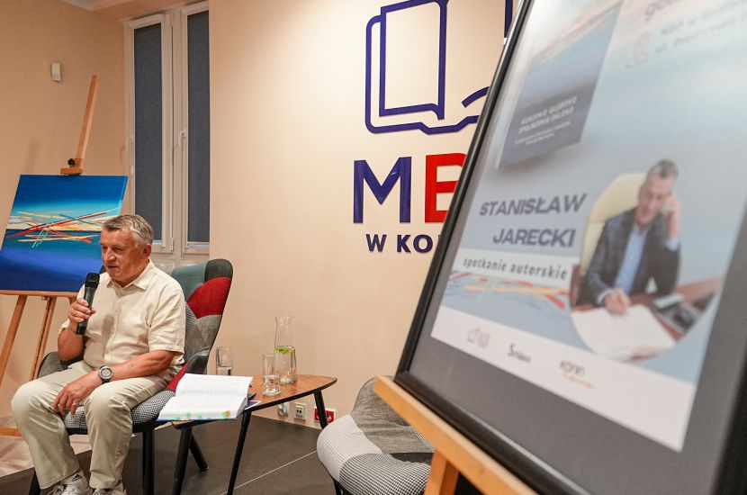 Na zdjęciu widzimy Stanisława Jareckiego podczas spotkania literackiego
