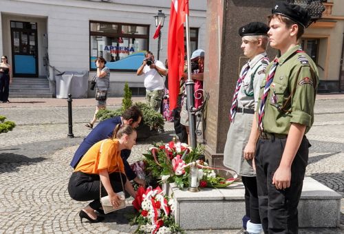 Msza św. i składanie kwiatów pod pomnikiem Marszałka Józefa Piłsudskiego