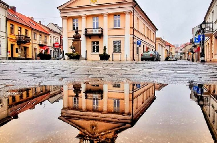 Stypendia prezydenta w dziedzinie kultury przyznane. Na zdjęciu widać artystyczne ujęcie konińskiego ratusza z jego odbiciem w tafli wody.