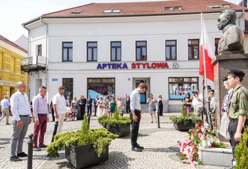 Msza św. i składanie kwiatów pod pomnikiem Marszałka Józefa Piłsudskiego