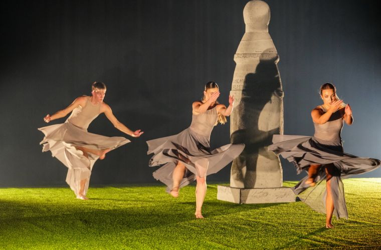Na zdjęciu widzimy tancerki podczas występu Konińskiego Teatru Tańca
