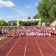 Na zdjęciu widać wszystkich uczestników Biegu Milowego Słupa na bierzni lekkoatletycznej