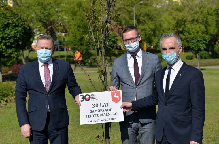 Link do artykułu - Dąb na 30-lecie samorządności