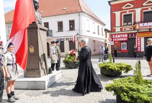 Msza św. i składanie kwiatów pod pomnikiem Marszałka Józefa Piłsudskiego