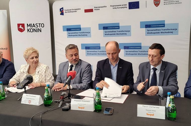Nowoczesna zajezdnia autobusowa już za ponad 2 lata. Na zdjęciu widoczni są siedzący za stołem: prezes ARR, prezes MZK, wiceprezes TORPOL podpisujący umowę, prezydent Konina Piotr Korytkowski, szef BBF.
