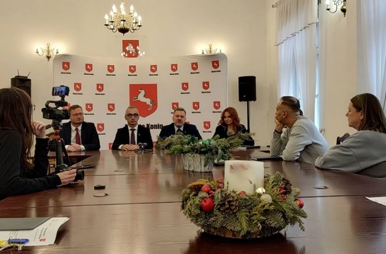 17 grudnia sesja budżetowa w Koninie. Na zdjęciu przy stole siedzą dziennikarze oraz: prezydent, jego zastępcy i skarbnik miasta.