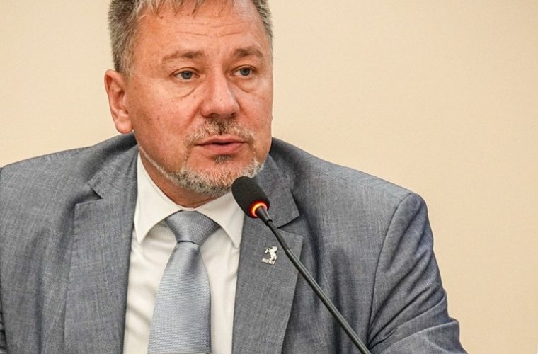 Prezydent Konina z wotum zaufania i absolutorium. Na zdjęciu widać prezydenta Konina siedzącego za stołem podczas sesji.