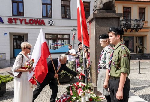 Msza św. i składanie kwiatów pod pomnikiem Marszałka Józefa Piłsudskiego