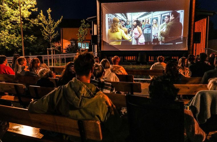 Na zdjęciu widzimy ekran kinowy w Łężynie podczas dobrych filmów