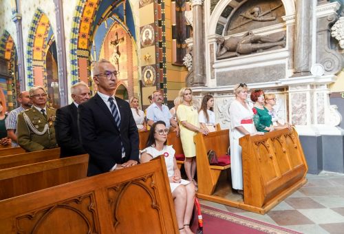 Msza św. i składanie kwiatów pod pomnikiem Marszałka Józefa Piłsudskiego
