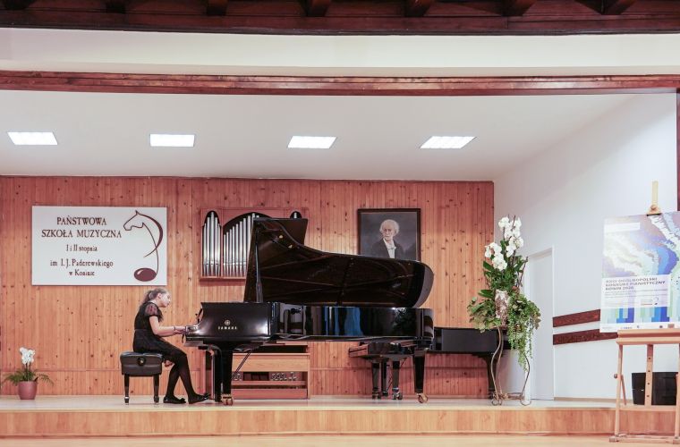 Zdjęcie przedstawia aule Państwowej Szkoły Muzycznej w Koninie na której odbywa się się jeden z najstarszych konkursów pianistycznych
