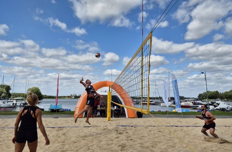 Na zdjęciu widzimy parę podczas meczu piłki siatkowej na plaży