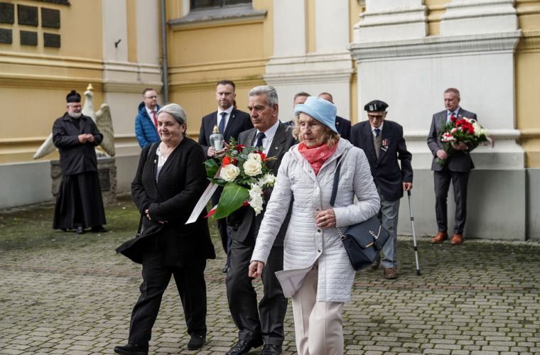Konin uczcił Dzień Sybiraka. Na zdjęciu widać reprezentację związku Sybiraków z kwiatami.