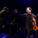Najpierw Bach na jazzowo, a potem młode talenty na festiwalowej scenie. Na zdjęciu widać dwóch artystów, m.in. Janusza Wawrowskiego, gratulujących sobie po udanym występie.