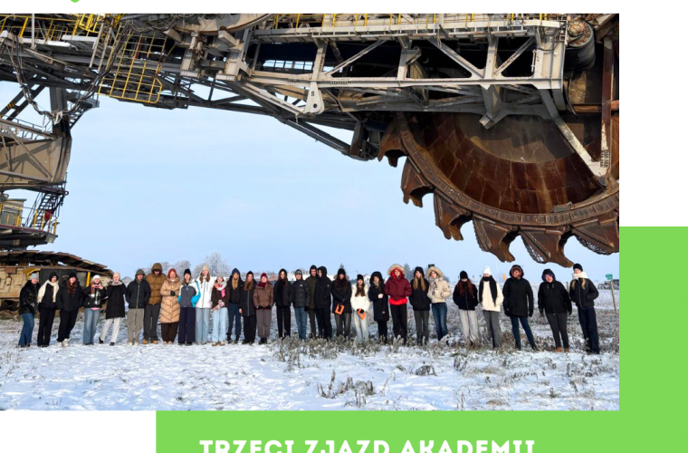 III zjazd Akademii Młodych Liderów i Liderek. Na grafice widać młodych liderów stojących pod ramieniem koparki Dolores.