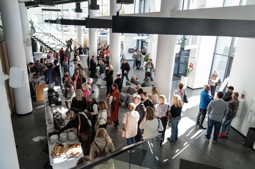 Halo, tu kultura! Na zdjęciu zrobionym z góry widać grupę osób podczas rozmów w holu Oskardu.