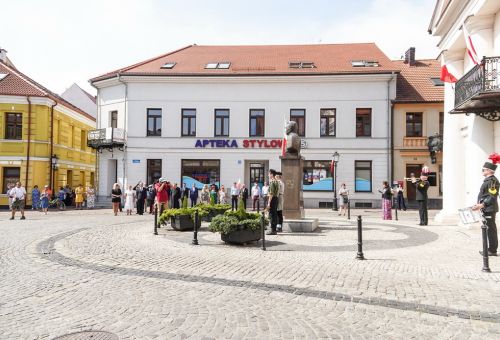Msza św. i składanie kwiatów pod pomnikiem Marszałka Józefa Piłsudskiego