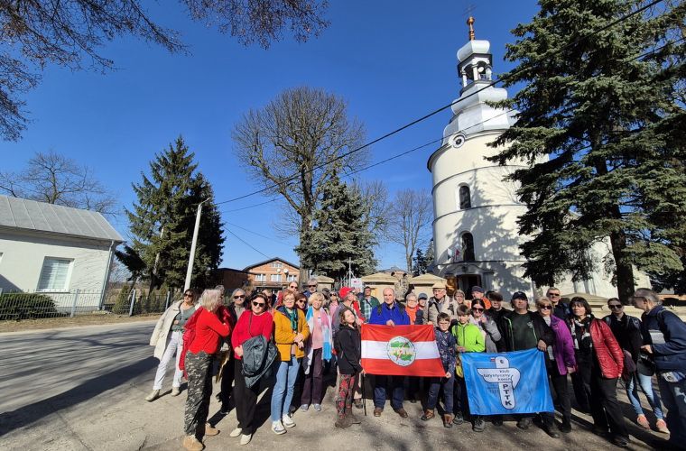 Zdjęcie przedstawia uczestników spacerku po zdrowie