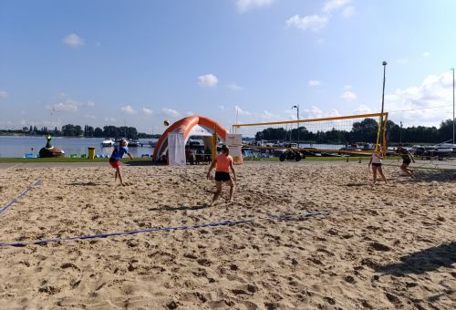 Galeria zdjęć do artykułu - Pierwszy turniej siatkówki plażowej o Puchar Prezydenta Konina Piotra Korytkowskiego