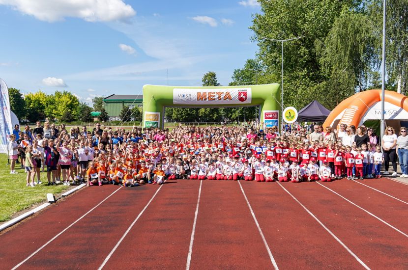 Na zdjęciu widać wszystkich uczestników Biegu Milowego Słupa na bierzni lekkoatletycznej