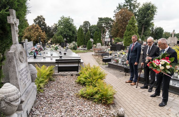 Link do artykułu - Kwiaty i znicze na mogiłach ofiar wybuchu II wojny światowej