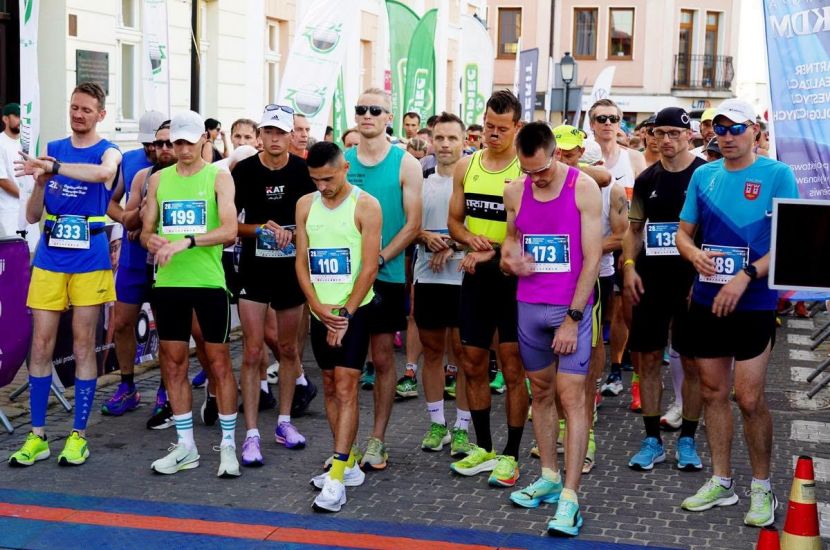 Na zdjęciu widzimy zawodników szykujących się do startu w 28. Ogólnopolskim Biegu Milowego Słupa