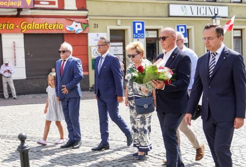 Msza św. i składanie kwiatów pod pomnikiem Marszałka Józefa Piłsudskiego