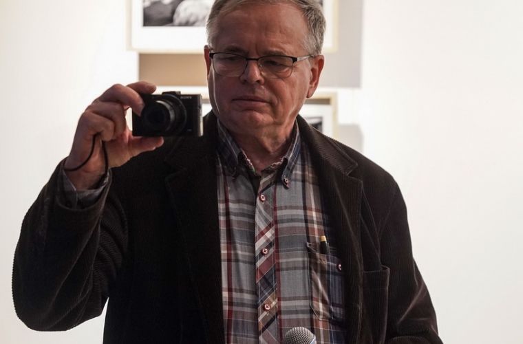 „Gorzko” Władysława Nielipińskiego w Galerii CKiS. Na zdjęciu widać Władysława Nielipińskiego podczas wystawy, na której robi zdjęcia.