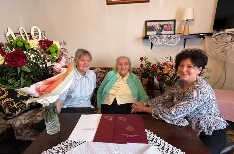 100 lat pani Heleny Przybylskiej. Na zdjęciu widać jubilatkę )siedziw  środku), a obok niej dwie bliskie osoby.