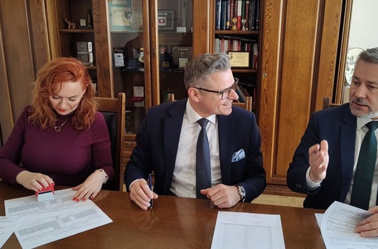 Konin usunie odpady z nielegalnego składowiska śmieci. Na zdjęciu widać, jak siedzący za stołem skarbnik Konina, prezes WFOŚiGW oraz prezydent Konina podpisują umowę pożyczki.