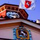 Trwa nabór wniosków o stypendia w dziedzinie kultury. Na zdjęciu widać wieżę ratusza z powiewającą flagą miasta.