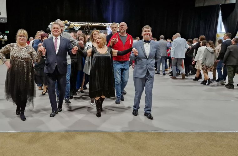 Link do artykułu - Bal na ponad 300 osób!