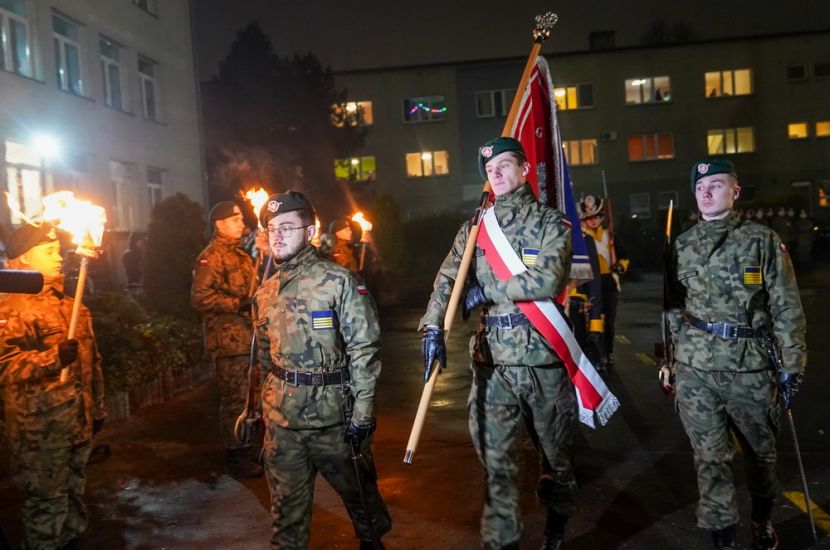 „Koperas”: Ślubowanie pierwszoklasistów i uroczysta zmiana warty. Na zdjęciu widać poczet sztandarowy w strojach mundurowych.