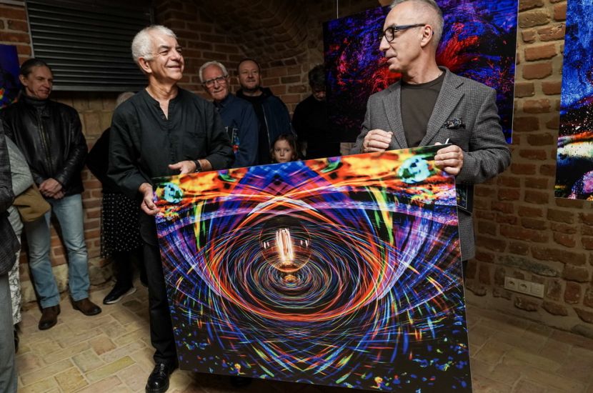 "Konfestaberie" Tadeusza Topolskiego. Na zdjęciu autor prac przekazuje swoją pracę z-cy prezydenta Witoldowi Nowakowi.