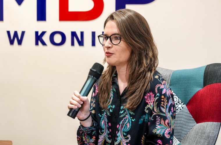Na zdjęciu widzimy przemawiającą pisarkę Magdalenę Geuar-Partykę