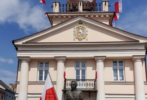Msza św. i składanie kwiatów pod pomnikiem Marszałka Józefa Piłsudskiego
