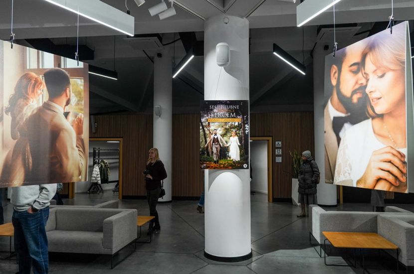 Fotograficy w Oskardzie. Na zdjęciu widać wielkoformatowe zdjęcia w holu Oskardu.