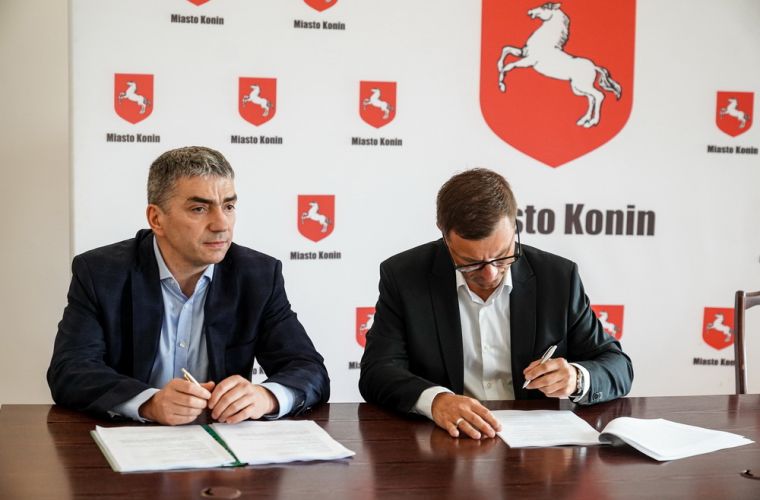 "Umowa podpisana. Remont mostu na Trasie Warszawskiej może się rozpoczynać". Na zdjęciu dyrektor ZDM Grzegorz Pająk i prezes BANIMEX-u Łukasz Zajdler podpisują umowę
